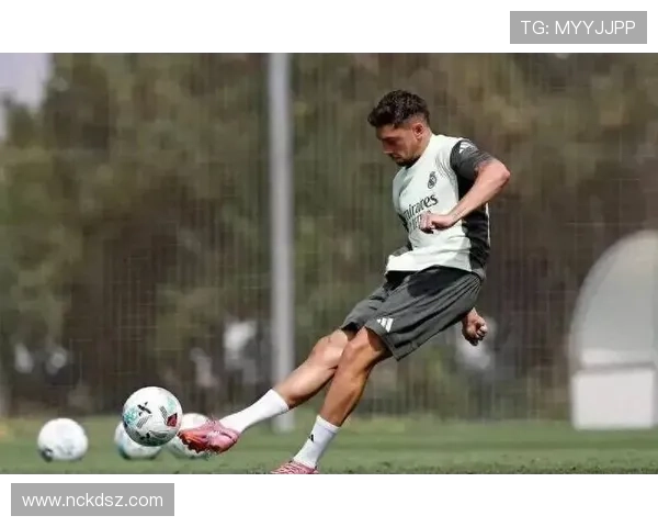 天下足球聚焦球星风采 揭示他们背后的传奇故事与独特魅力 天下足球聚焦球星风采 揭示他们背后的传奇故事与独特魅力