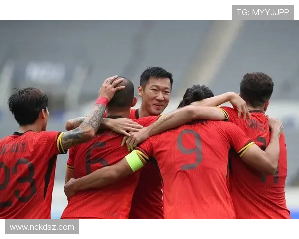 探索中国足球球星的风采与成就，走近他们的训练与比赛背后故事