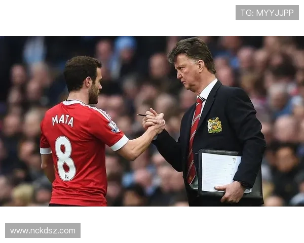 足球明星光辉:从球场传奇到全球偶像的蜕变与影响 足球明星光辉:从球场传奇到全球偶像的蜕变与影响